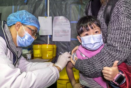 (miniature) Une jeune élève se fait vacciner contre la COVID-19 dans un site de vaccination de la ville de Qianxi