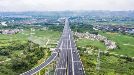 (miniature) Le pont de Huishui de l'autoroute Duyun-Anshun dans la province chinoise du Guizhou (sud-ouest)
