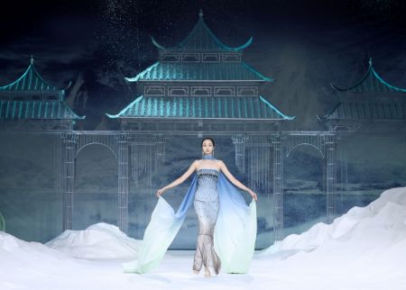 (miniature) Un mannequin présente une création de la styliste Xiong Ying au défilé d'ouverture de la Semaine de la mode de Chine printemps/été 2023