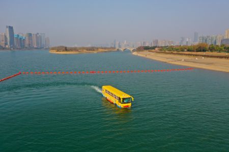(miniature) Photo aérienne d'un véhicule amphibie naviguant dans la section Changsha du fleuve Xiangjiang à Changsha