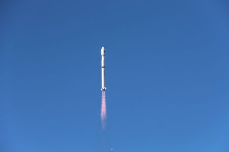 (miniature) Une fusée porteuse Longue Marche-4C transportant le satellite d'étude des ressources ZY-1 02E décolle du Centre de lancement de satellites de Taiyuan