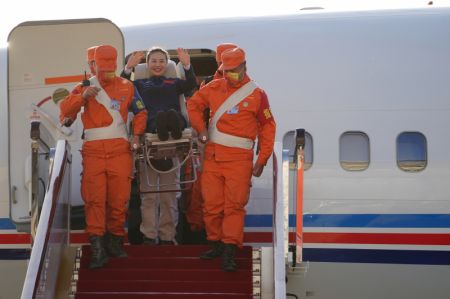 (miniature) L'astronaute Wang Yaping salue la foule à son arrivée à Beijing