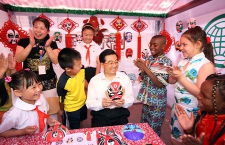 (miniature) Hu Jintao avec des enfants chinois