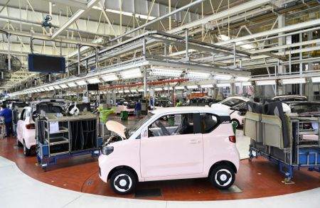 (miniature) Des membres du personnel travaillent dans la ligne de production de véhicule à énergie nouvelle dans une société automobile à Liuzhou