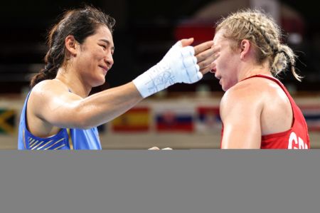 (miniature) La Chinoise Li Qian (à gauche) salue la Britannique Lauren Price après la finale de la boxe féminine - 69 - 75 kg (poids moyen)