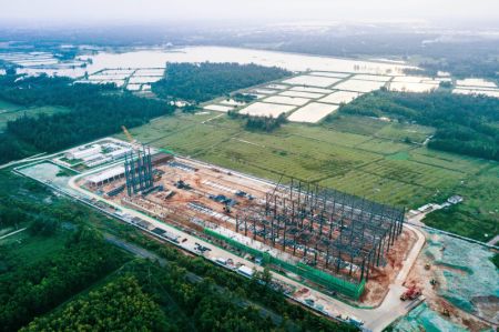 (miniature) Photo aérienne d'une usine d'assemblage de fusées en construction dans la Cité internationale de l'aérospatiale de Wenchang