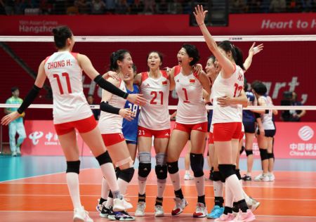 (miniature) Les athlètes chinoises expriment leur joie durant le match pour la médaille d'or de volley-ball féminin entre la Chine et le Japon aux 19es Jeux asiatiques