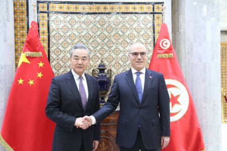 (miniature) Le ministre chinois des Affaires étrangères Wang Yi (à gauche)