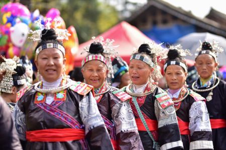 (miniature) Des femmes locales participent à la fête traditionnelle de Chixin pour célébrer la récolte dans le village de Wuwan du district de Danzhai