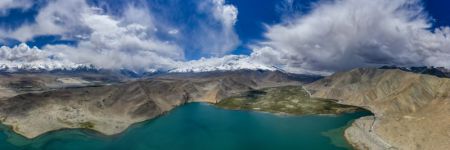 (miniature) Photo panoramique aérienne du paysage du lac Karakul et des monts enneigés sur le plateau du Pamir