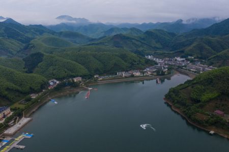 (miniature) Un hors-bord sur le lac Qiandao