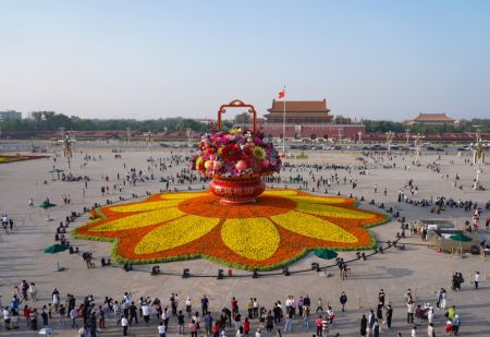 (miniature) Photo prise le 25 septembre 2022 d'un panier de fleurs sur la place Tian'anmen
