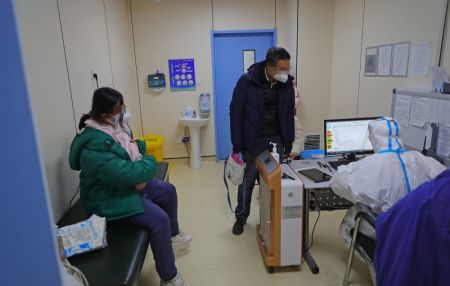 (miniature) Une femme enceinte dans la clinique de traitement de la fièvre à l'hôpital Shengjing de l'Université médicale de Chine