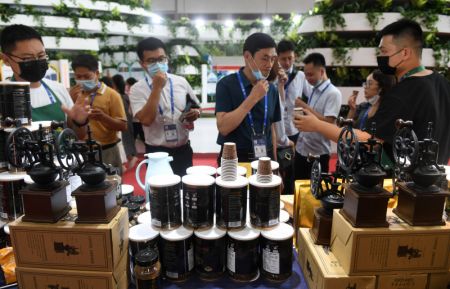 (miniature) Des visiteurs essaient des produits de café des pays de l'ASEAN lors de la 18e Exposition Chine-ASEAN à Nanning