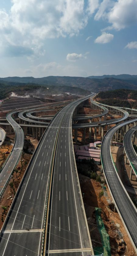 (miniature) Vue de la nouvelle autoroute Chuxiong-Dali dans la province chinoise du Yunnan (sud-ouest)