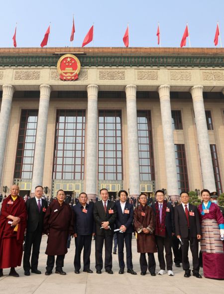 (miniature) Des membres du 13e Comité national de la Conférence consultative politique du peuple chinois (CCPPC) sortent du Grand Palais du Peuple après la réunion de clôture de la cinquième session du 13e Comité national de la CCPPC