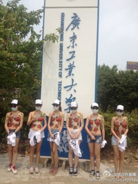(miniature) Des étudiantes chinoises féministes protestent seins nus