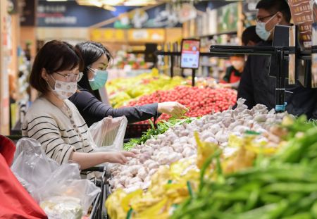 (miniature) Des clientes achètent des légumes dans un supermarché de l'arrondissement de Songjiang