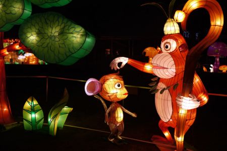 (miniature) lanternes en forme de singes