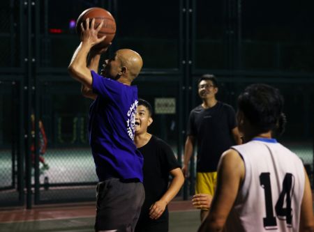 (miniature) Des gens jouent au basketball dans le parc de Yuxiu
