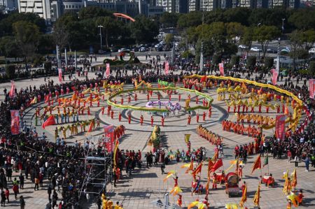 (miniature) Des artistes folkloriques présentent une danse du dragon pour célébrer la prochaine Journée de Longtaitou à Fenghua