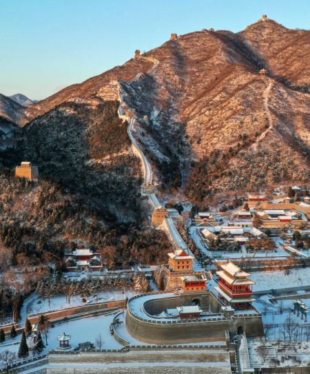 (miniature) Photo aérienne du paysage enneigé de la section de Juyongguan de la Grande Muraille