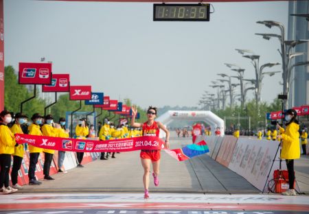 (miniature) Jin Mingming franchit la ligne d'arrivée du Semi-Marathon de Beijing