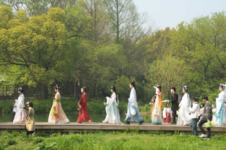 (miniature) Des gens portant le vêtement traditionnel chinois Hanfu dans la zone humide de Xixi à Hangzhou