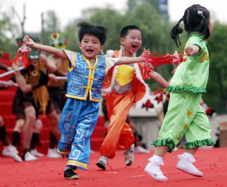 (miniature) enfants chinois en habits traditionnels