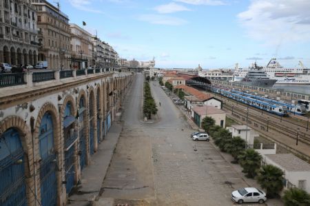 (miniature) Une rue presque vide à Alger