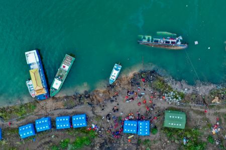 (miniature) Des sauveteurs interviennent sur le site où un bateau de passagers a chaviré dans le bourg de Zangke à Liupanshui