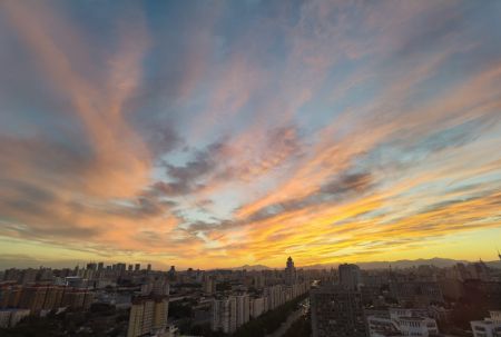 (miniature) La photo prise le 10 octobre 2021 montre la vue du coucher de soleil à Beijing