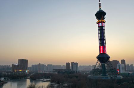 (miniature) Vue aérienne de la tour de la télévision de Shijiazhuang illuminée en l'honneur de la lutte de la ville contre le COVID-19 à Shijiazhuang