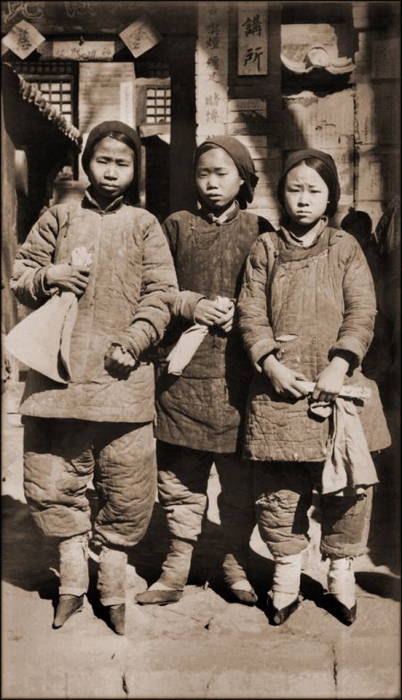 (miniature) Filles aux pieds bandés dans le Shanxi (1930)