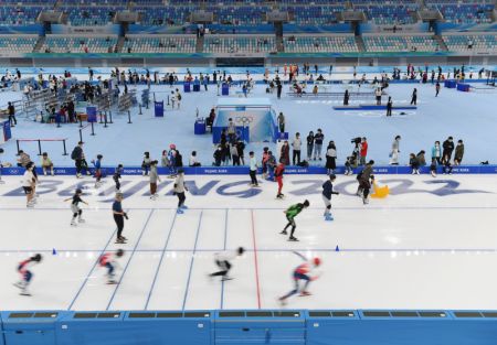 (miniature) Des gens visitent l'Anneau national de patinage de vitesse à Beijing