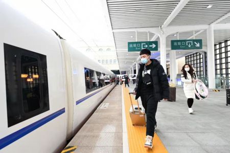 (miniature) Des passagers se préparent à prendre un train de la ligne Mudanjiang-Jiamusi dans la gare de Mudanjiang
