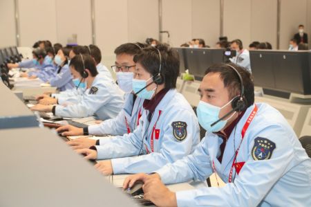 (miniature) Des membres du personnel technique travaillent au Centre de contrôle aérospatial de Beijing (CCAB)
