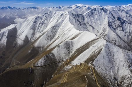 (miniature) Photo aérienne prise par un drone d'une montagne dans le district de Yecheng de la région autonome ouïgoure du Xinjiang (nord-ouest de la Chine)
