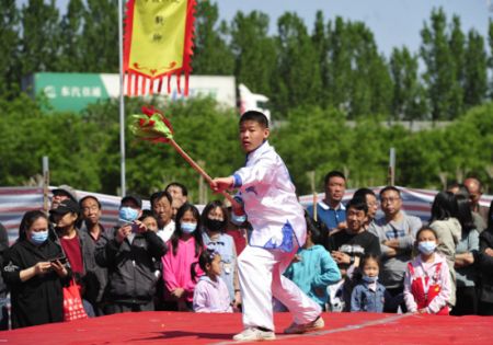 (miniature) Un pratiquant des arts martiaux fait une démonstration dans le district de Suning de la ville de Cangzhou