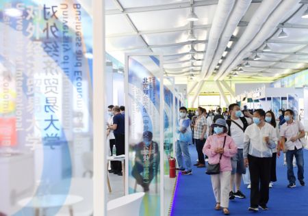 (miniature) Les gens visitent l'espace d'exposition des services éducatifs du Salon international du commerce des services de Chine 2020 à Beijing