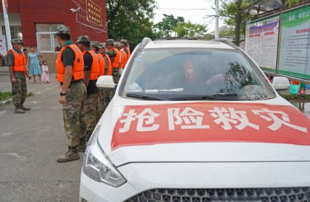 (miniature) Des vétérans bénévoles rassemblés dans un abri temporaire pour les évacués dans le district de Poyang de la province chinoise du Jiangxi (est)