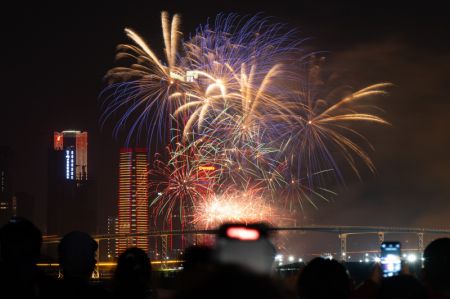 (miniature) Des feux d'artifice célébrant la fête du Printemps illuminent le ciel à Macao