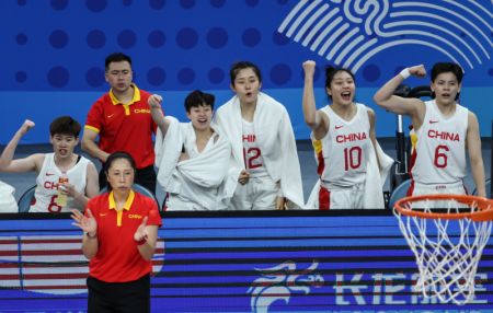 (miniature) Des membres de l'équipe chinoise célèbrent leur victoire lors du match pour la médaille d'or de basket-ball féminin entre la Chine et le Japon aux 19es Jeux asiatiques
