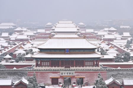 (miniature) Une vue du Musée du Palais recouvert de neige depuis la montagne Jingshan à Beijing