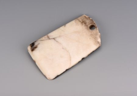 (miniature) Photo non datée fournie par l'Institut provincial de l'archéologie du Shanxi montrant un objet en jade découvert sur le site archéologique de Dongqu
