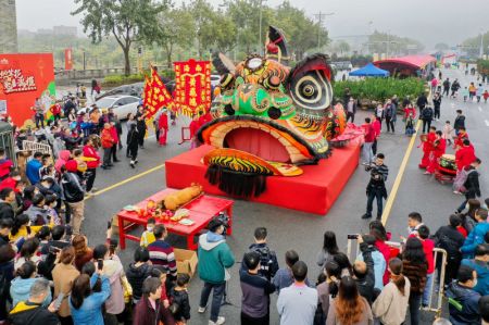 (miniature) Photo aérienne d'un costume géant du Roi Lion lors d'un défilé à Foshan