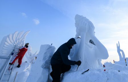 (miniature) Des concurrents travaillent sur des sculptures de neige dans la zone panoramique de l'île du Soleil à Harbin