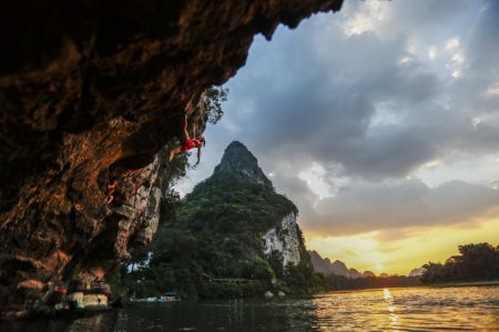 (miniature) Une passionnée pratique le deep-water soloing à Guilin