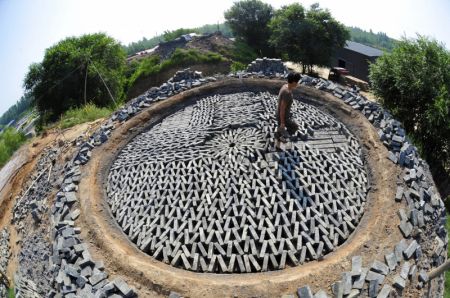 (miniature) Un ouvrier porte des briques cyan sur un four dans une briqueterie du bourg Chu'an