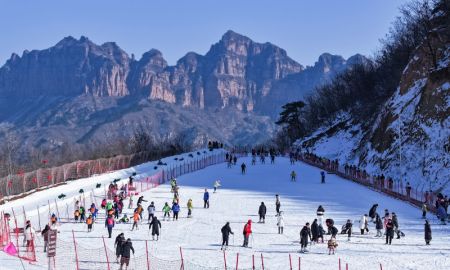 (miniature) Des personnes font du ski dans une station de sports d'hiver à Wuan